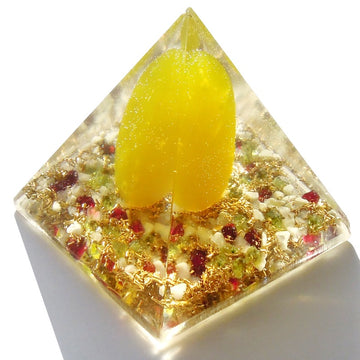 ヒスイのピラミッドオブジェ《ボヘミアンオルゴナイト》5×5cm